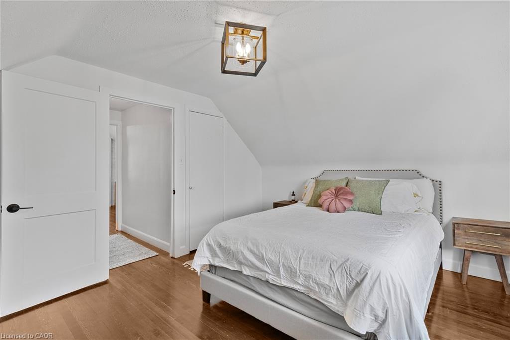 191 East 11Th Street, Hamilton, ON - Indoor Photo Showing Bedroom