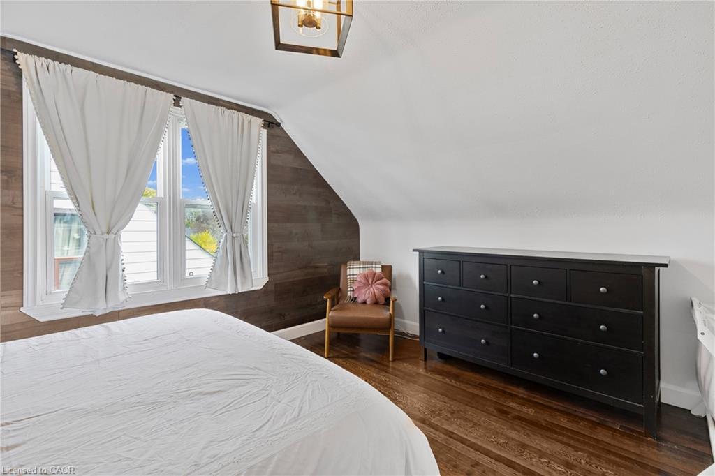 191 East 11Th Street, Hamilton, ON - Indoor Photo Showing Bedroom