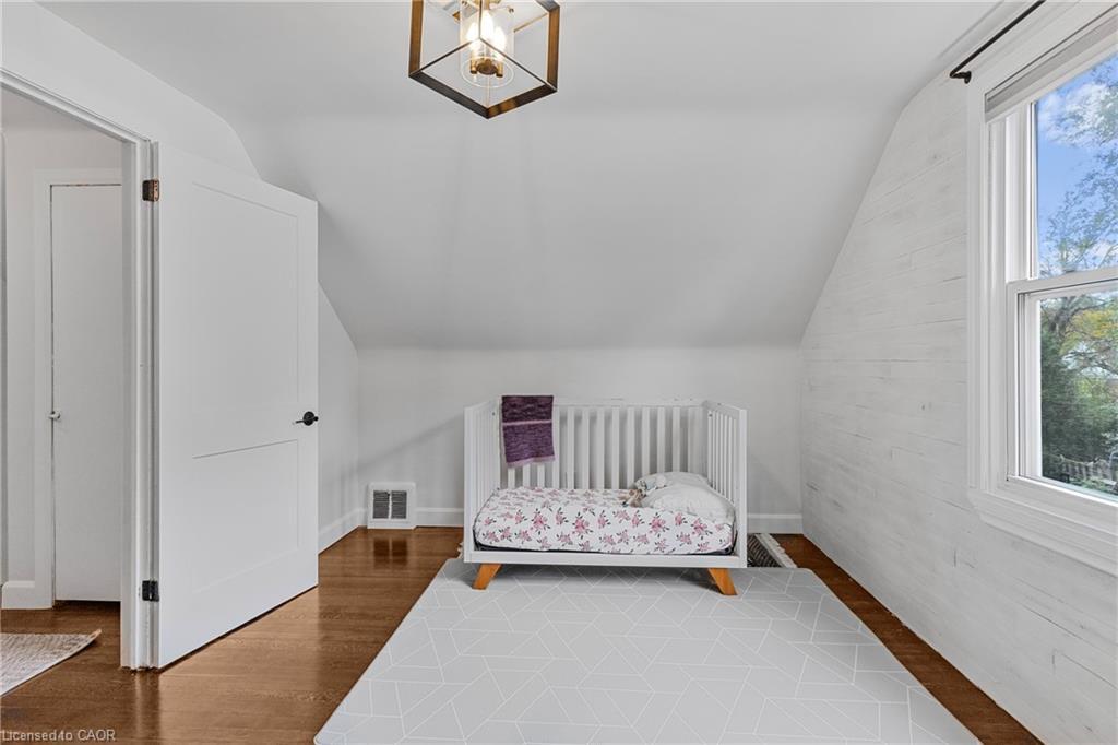 191 East 11Th Street, Hamilton, ON - Indoor Photo Showing Bedroom