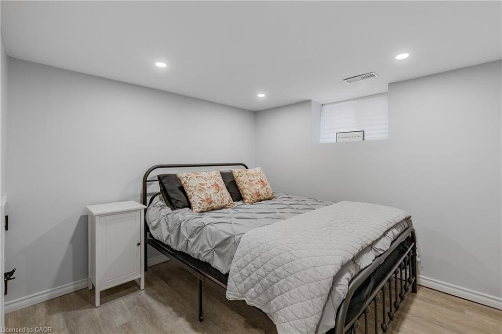 191 East 11Th Street, Hamilton, ON - Indoor Photo Showing Bedroom