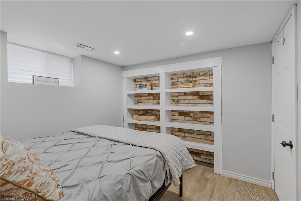 191 East 11Th Street, Hamilton, ON - Indoor Photo Showing Bedroom