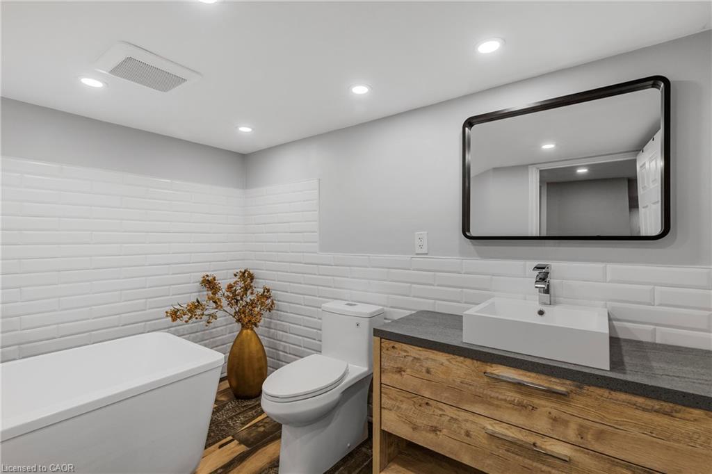 191 East 11Th Street, Hamilton, ON - Indoor Photo Showing Bathroom