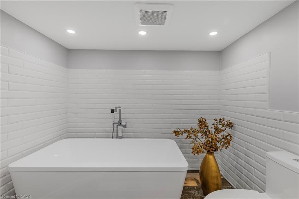 191 East 11Th Street, Hamilton, ON - Indoor Photo Showing Bathroom