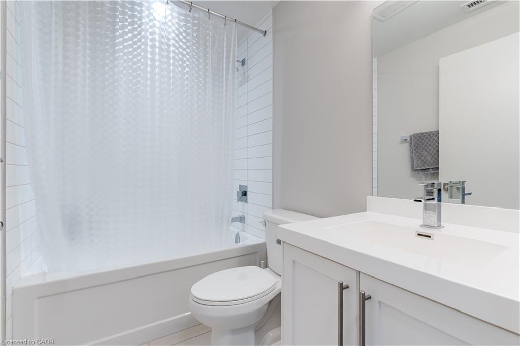 1703-2081 Fairview Street, Burlington, ON - Indoor Photo Showing Bathroom