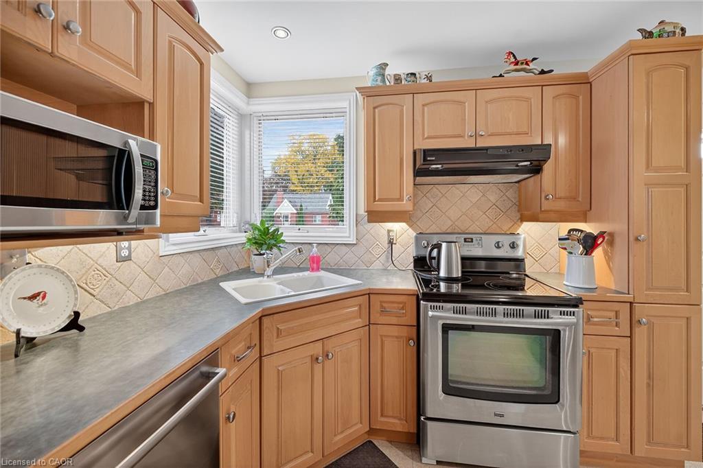 875 Garth Street, Hamilton, ON - Indoor Photo Showing Kitchen With Double Sink