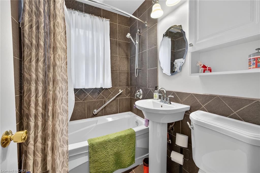 875 Garth Street, Hamilton, ON - Indoor Photo Showing Bathroom