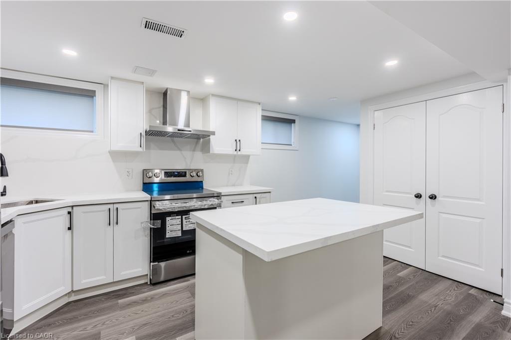 Lower-16 Doreen Court, Hamilton, ON - Indoor Photo Showing Kitchen