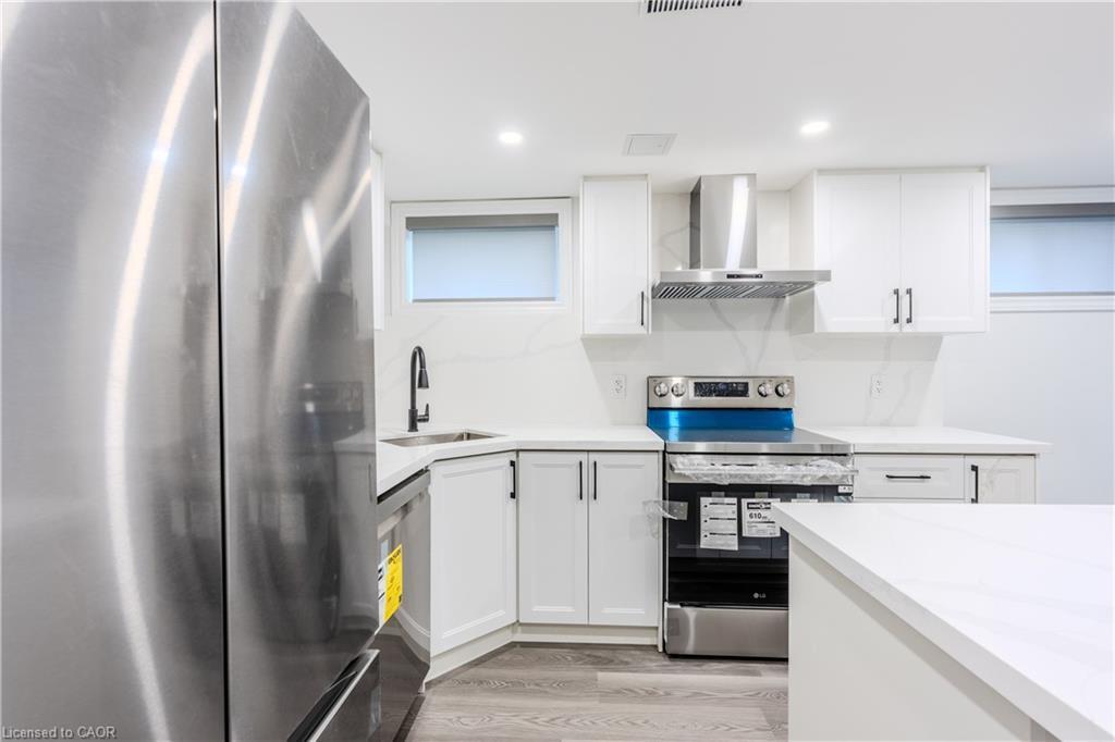 Lower-16 Doreen Court, Hamilton, ON - Indoor Photo Showing Kitchen