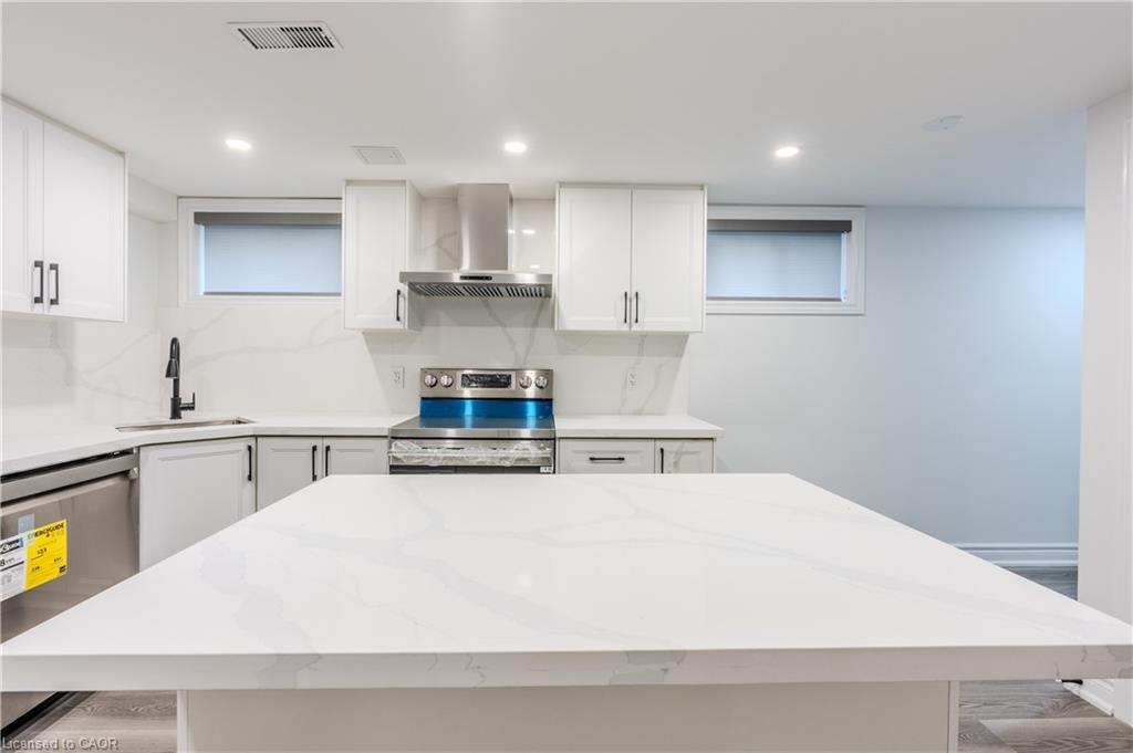 Lower-16 Doreen Court, Hamilton, ON - Indoor Photo Showing Kitchen