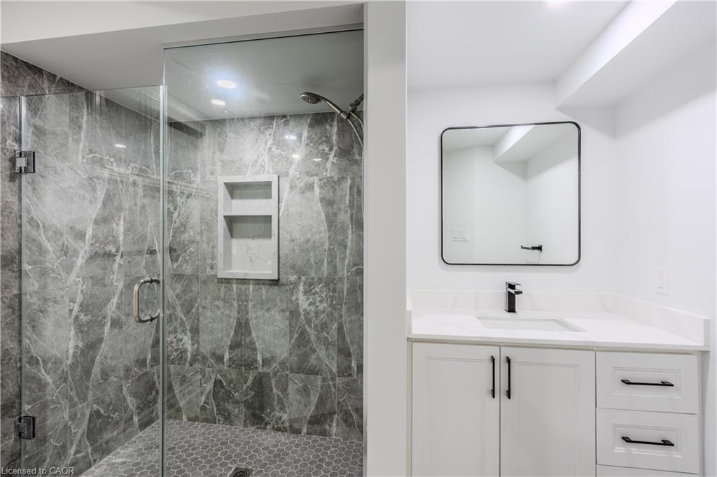 Lower-16 Doreen Court, Hamilton, ON - Indoor Photo Showing Bathroom