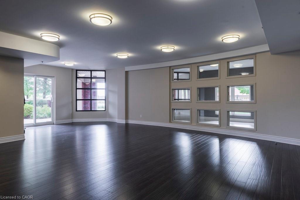 401-3070 Rotary Way, Burlington, ON - Indoor
