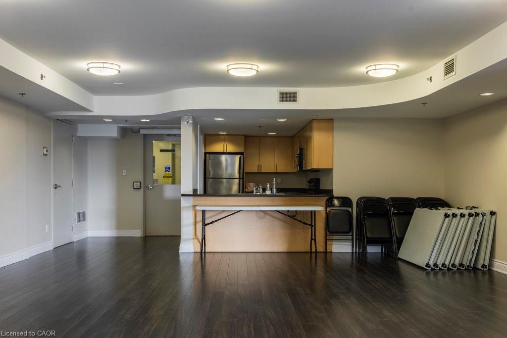 401-3070 Rotary Way, Burlington, ON - Indoor Photo Showing Kitchen
