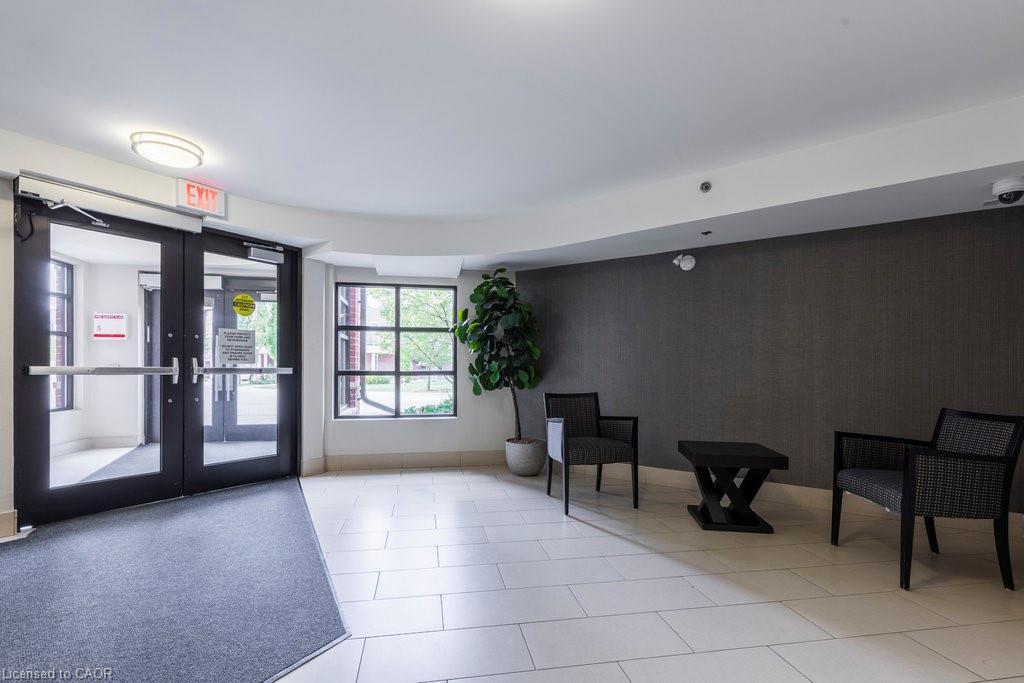401-3070 Rotary Way, Burlington, ON - Indoor Photo Showing Other Room