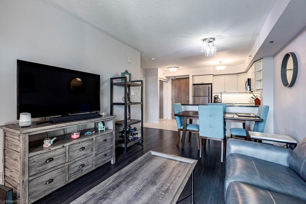 401-3070 Rotary Way, Burlington, ON - Indoor Photo Showing Living Room