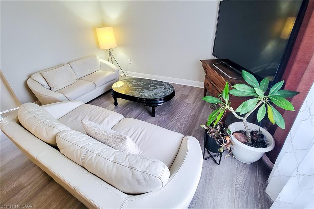 103 East 45Th Street, Hamilton, ON - Indoor Photo Showing Living Room