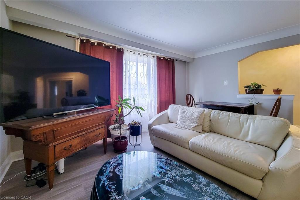 103 East 45Th Street, Hamilton, ON - Indoor Photo Showing Living Room