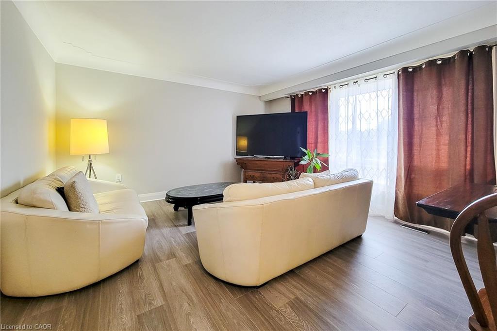 103 East 45Th Street, Hamilton, ON - Indoor Photo Showing Living Room