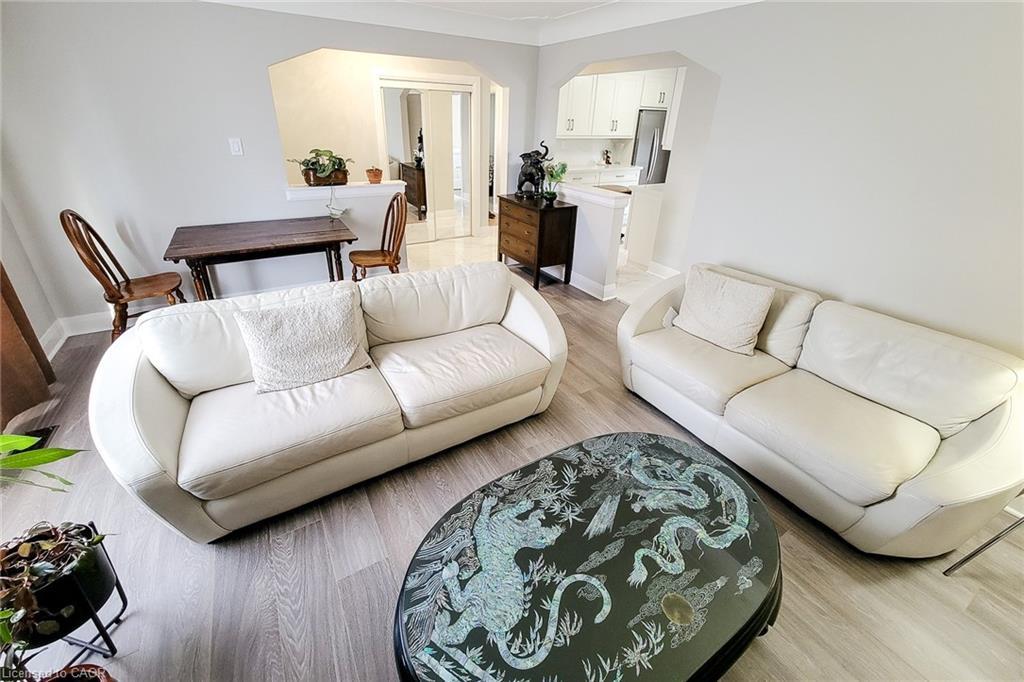 103 East 45Th Street, Hamilton, ON - Indoor Photo Showing Living Room