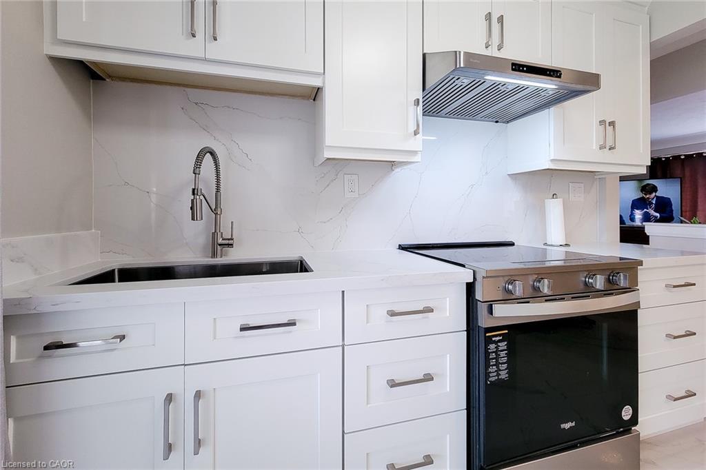103 East 45Th Street, Hamilton, ON - Indoor Photo Showing Kitchen