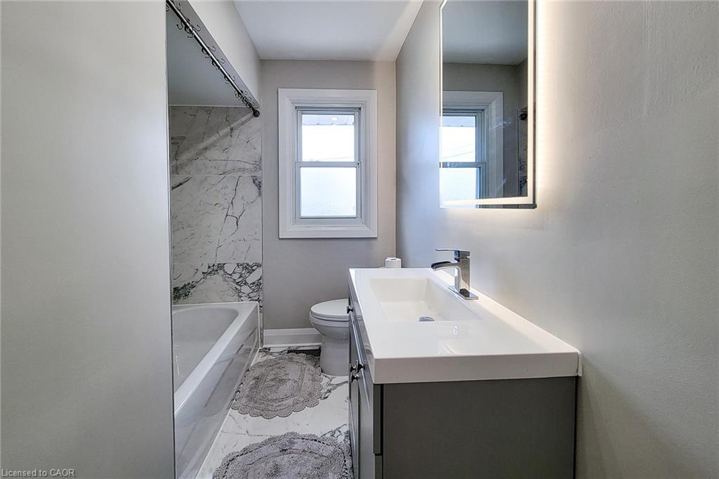 103 East 45Th Street, Hamilton, ON - Indoor Photo Showing Bathroom
