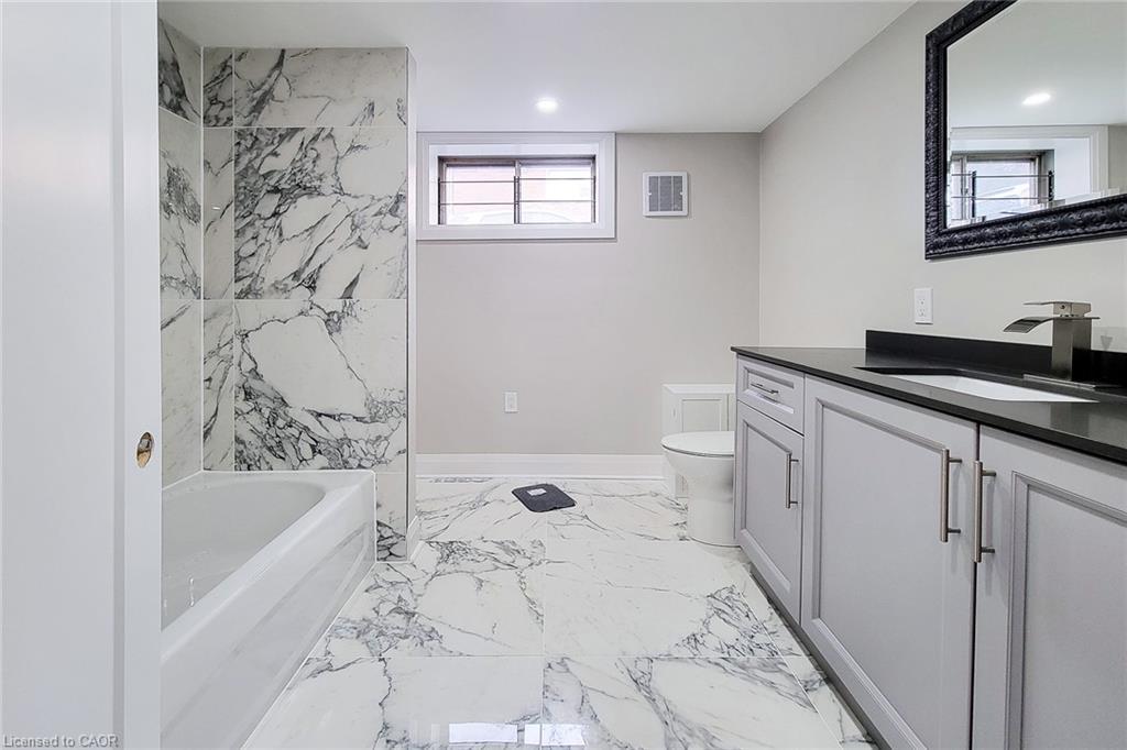 103 East 45Th Street, Hamilton, ON - Indoor Photo Showing Bathroom