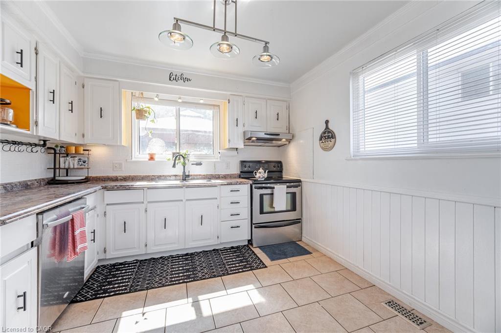 232 Durham Street, Oshawa, ON - Indoor Photo Showing Kitchen