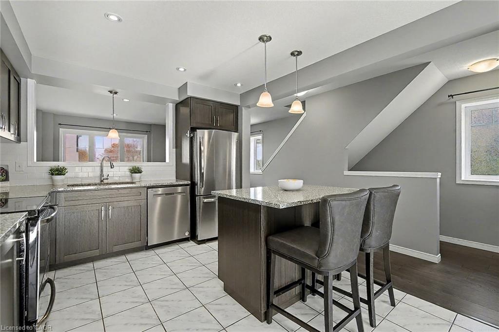 47-750 Lawrence Street, Cambridge, ON - Indoor Photo Showing Kitchen With Upgraded Kitchen