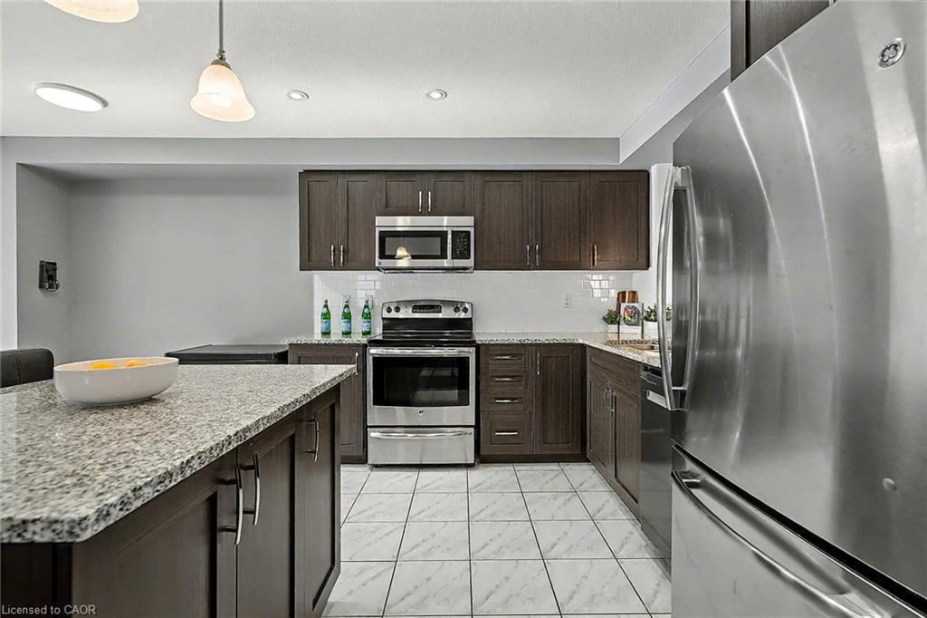 47-750 Lawrence Street, Cambridge, ON - Indoor Photo Showing Kitchen With Upgraded Kitchen