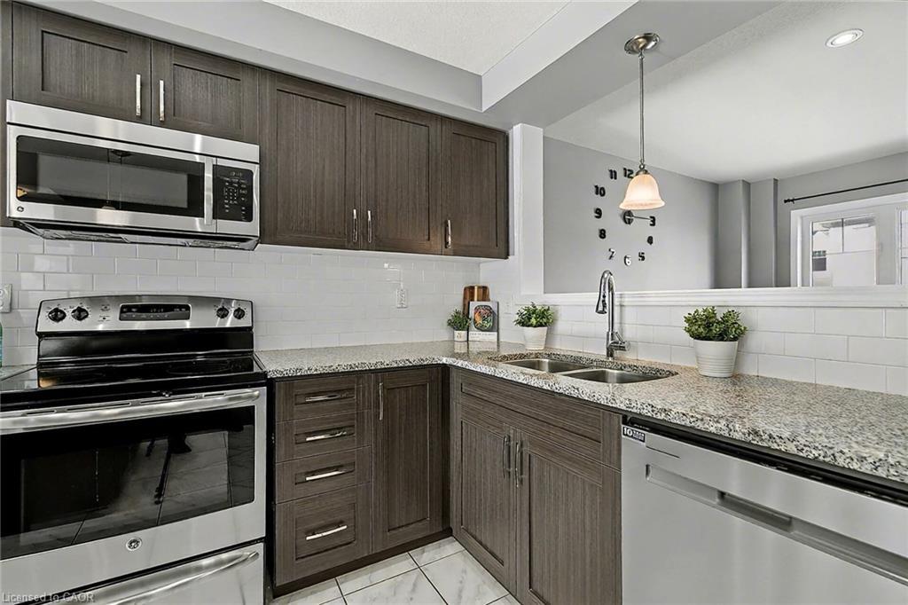 47-750 Lawrence Street, Cambridge, ON - Indoor Photo Showing Kitchen With Double Sink