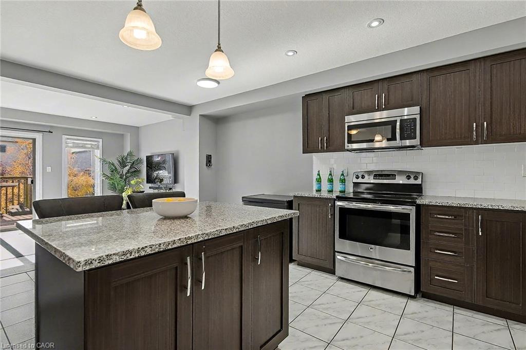 47-750 Lawrence Street, Cambridge, ON - Indoor Photo Showing Kitchen With Upgraded Kitchen