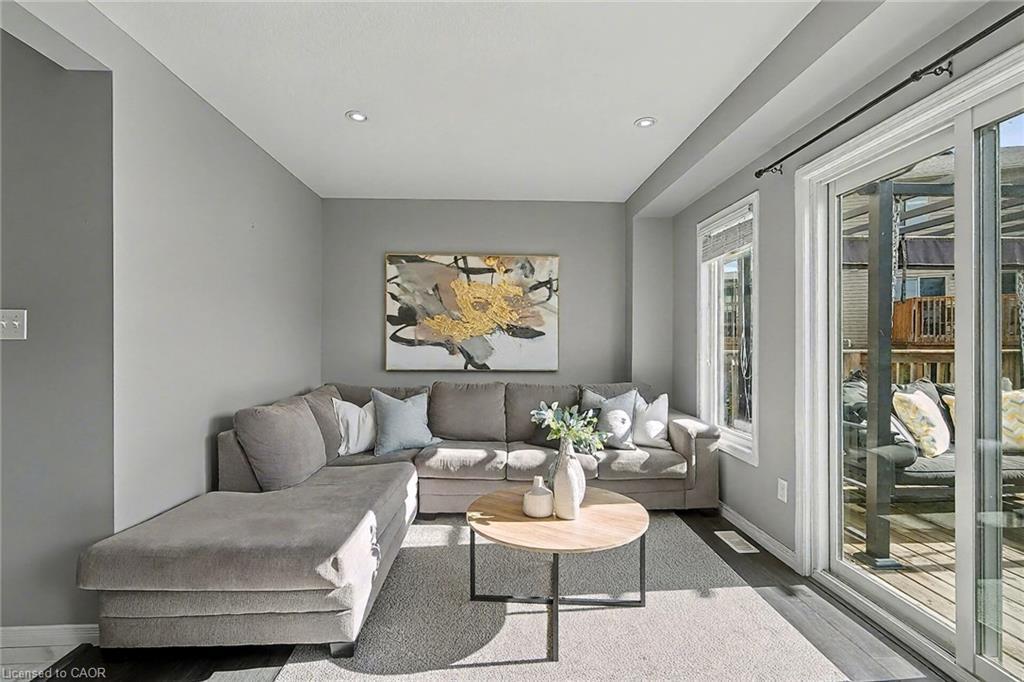 47-750 Lawrence Street, Cambridge, ON - Indoor Photo Showing Living Room