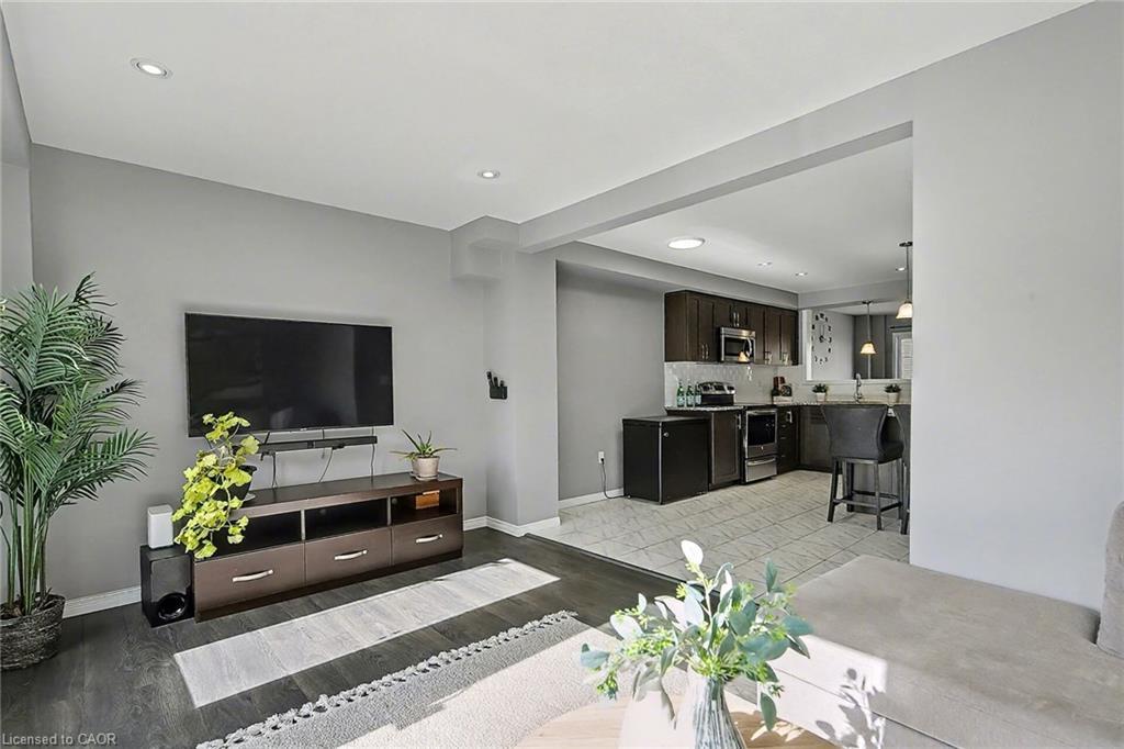 47-750 Lawrence Street, Cambridge, ON - Indoor Photo Showing Living Room