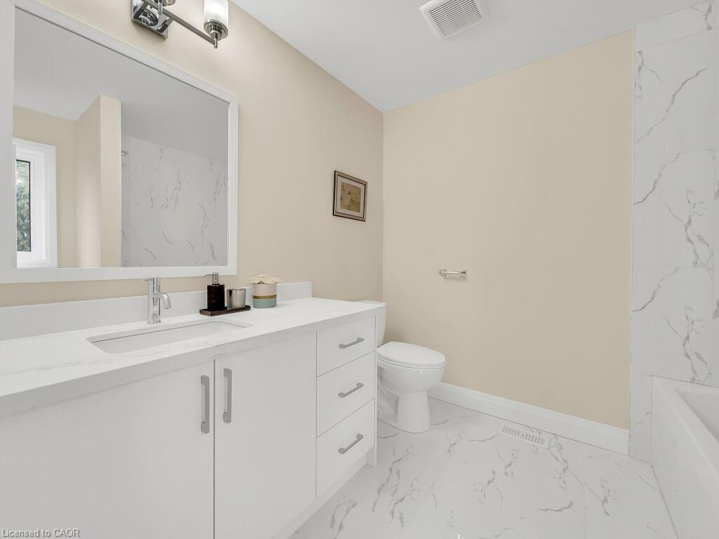 256 King Street, Ingersoll, ON - Indoor Photo Showing Bathroom