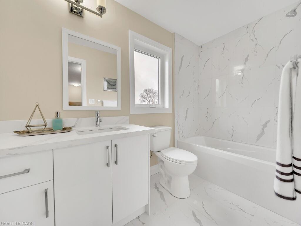 256 King Street, Ingersoll, ON - Indoor Photo Showing Bathroom