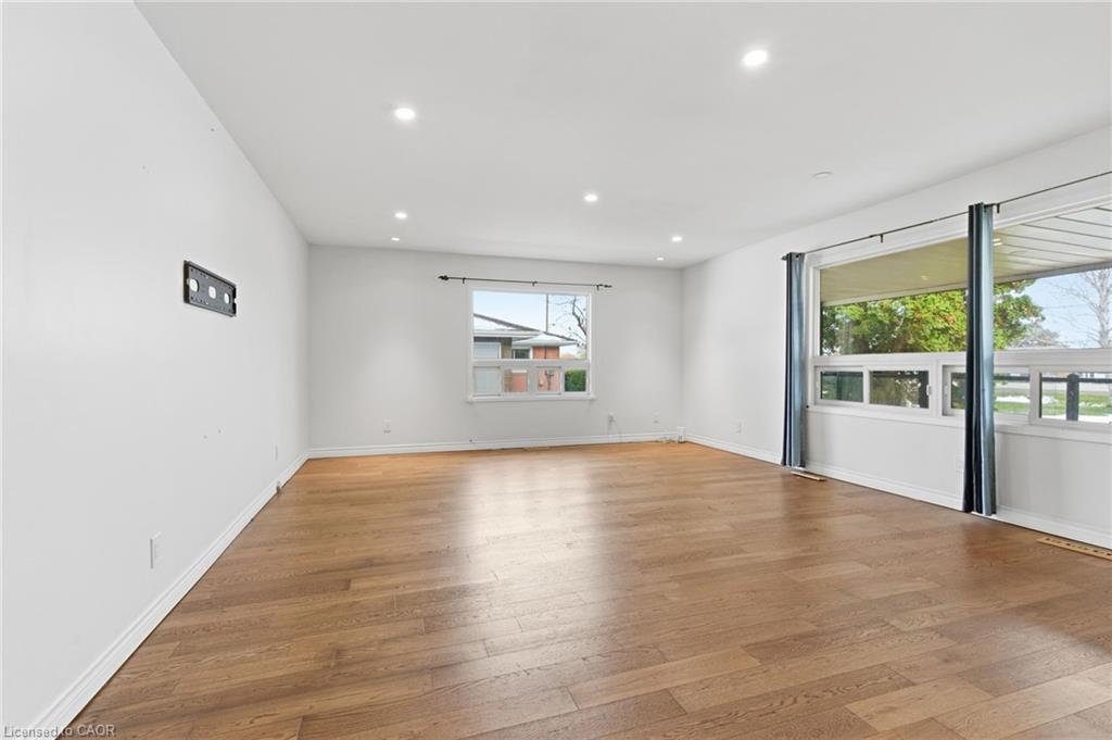 797 Highway 6, Haldimand, ON - Indoor Photo Showing Living Room