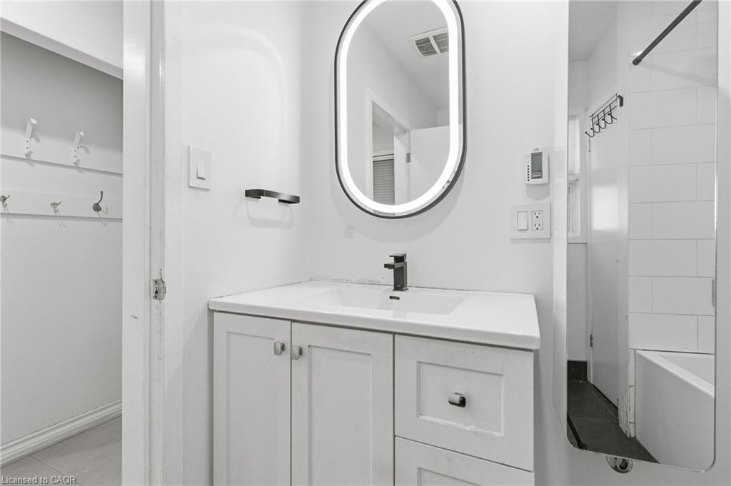 797 Highway 6, Haldimand, ON - Indoor Photo Showing Bathroom