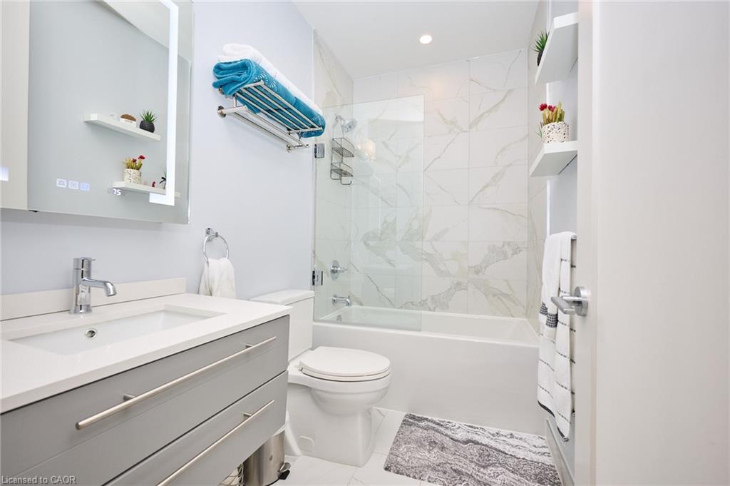 1807-385 Winston Road, Grimsby, ON - Indoor Photo Showing Bathroom