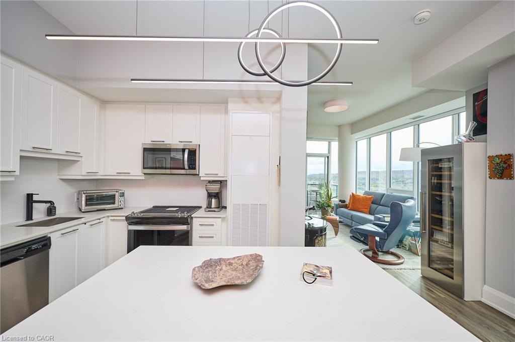 1807-385 Winston Road, Grimsby, ON - Indoor Photo Showing Kitchen
