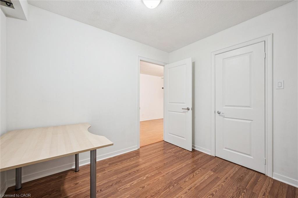 E-301 Bluevale Street N, Waterloo, ON - Indoor Photo Showing Other Room