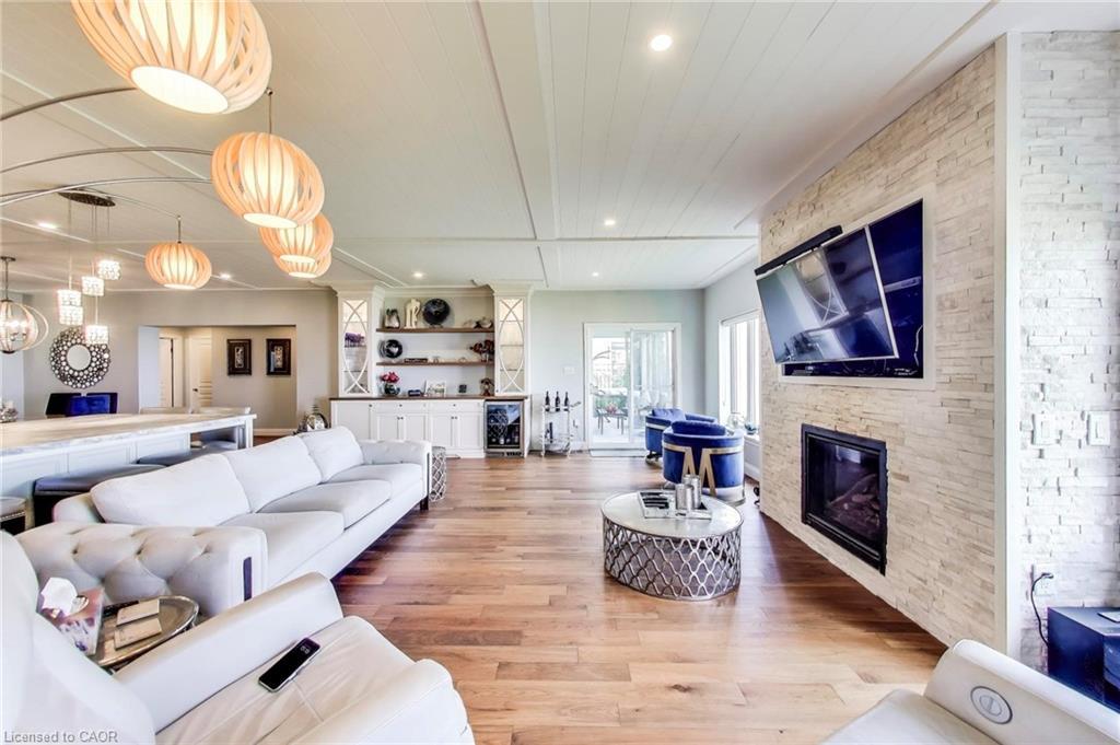9-484 Millen Road, Stoney Creek, ON - Indoor Photo Showing Living Room With Fireplace