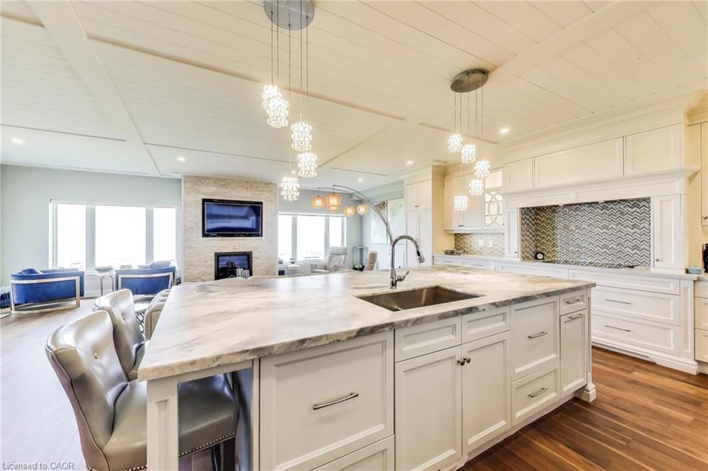 9-484 Millen Road, Stoney Creek, ON - Indoor Photo Showing Kitchen With Upgraded Kitchen