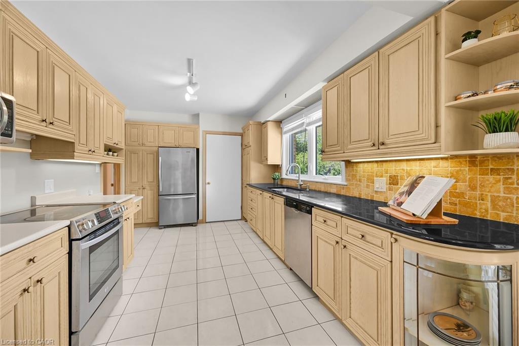 128 Oneida Boulevard, Ancaster, ON - Indoor Photo Showing Kitchen