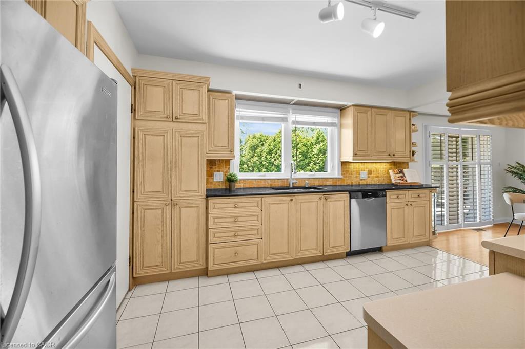 128 Oneida Boulevard, Ancaster, ON - Indoor Photo Showing Kitchen
