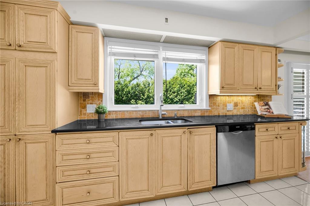 128 Oneida Boulevard, Ancaster, ON - Indoor Photo Showing Kitchen With Double Sink