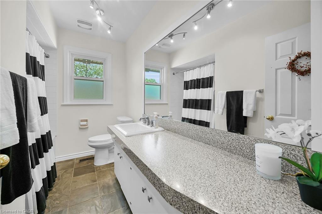 128 Oneida Boulevard, Ancaster, ON - Indoor Photo Showing Bathroom