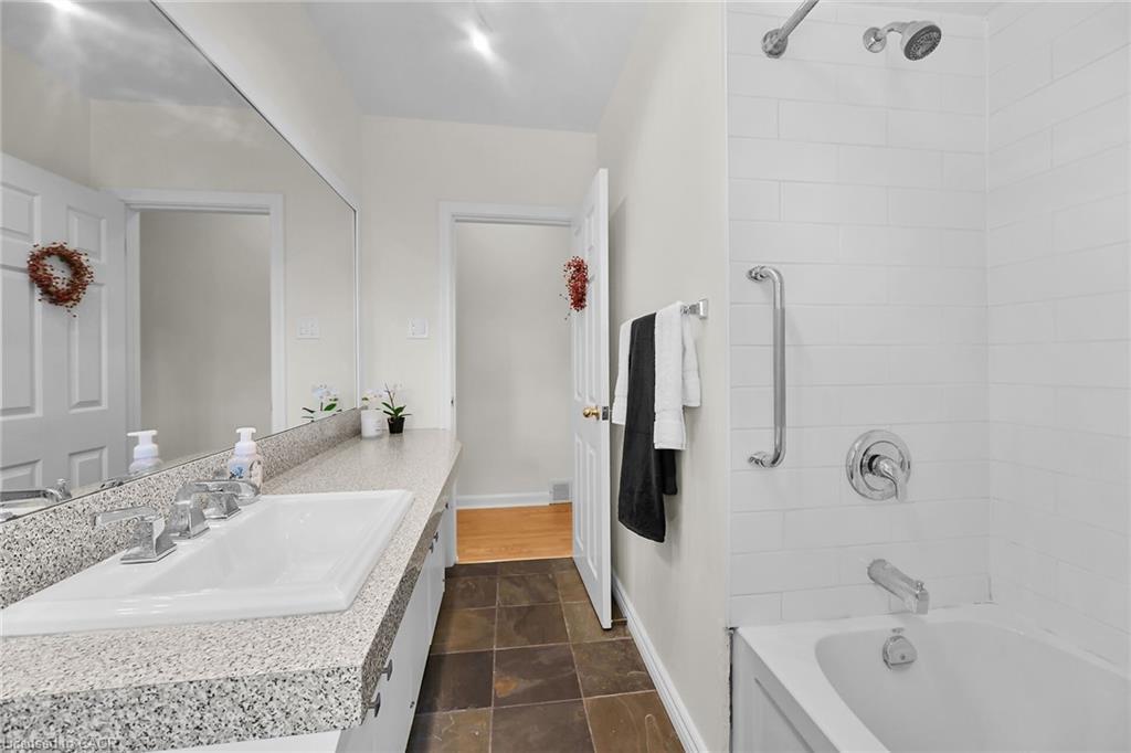 128 Oneida Boulevard, Ancaster, ON - Indoor Photo Showing Bathroom