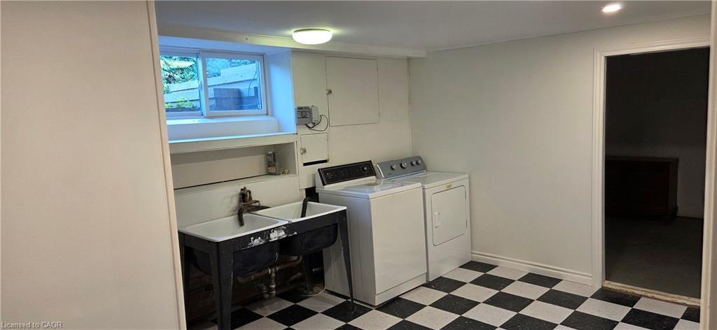 128 Oneida Boulevard, Ancaster, ON - Indoor Photo Showing Laundry Room