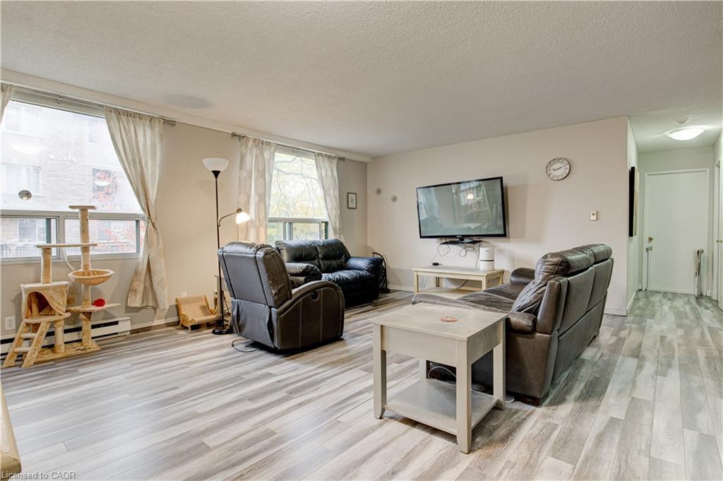 104-18 Holborn Court, Kitchener, ON - Indoor Photo Showing Living Room
