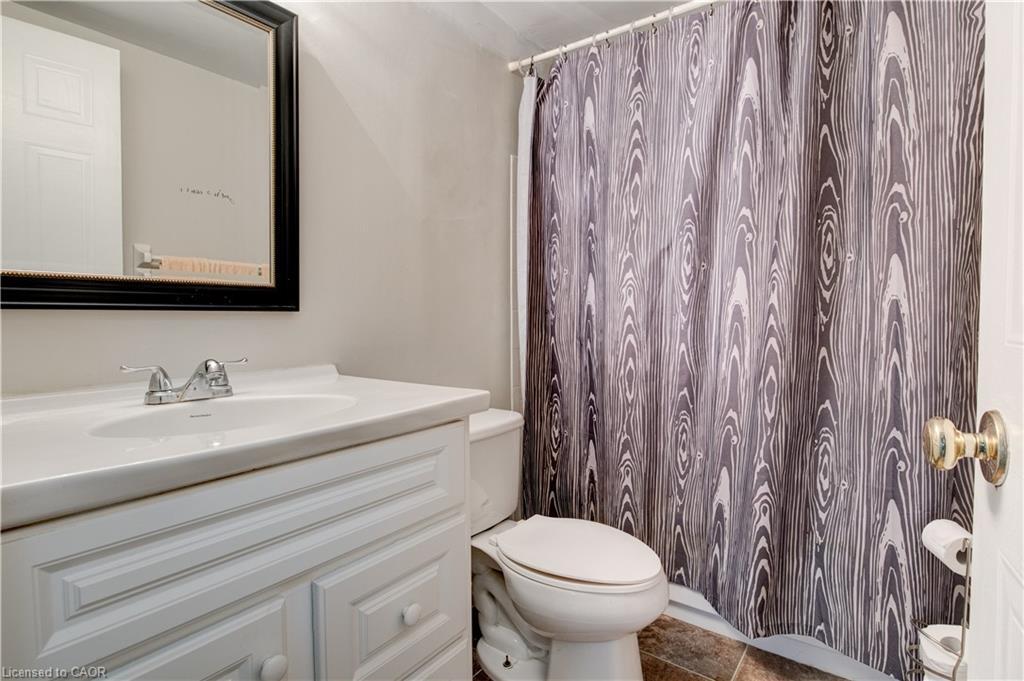 104-18 Holborn Court, Kitchener, ON - Indoor Photo Showing Bathroom