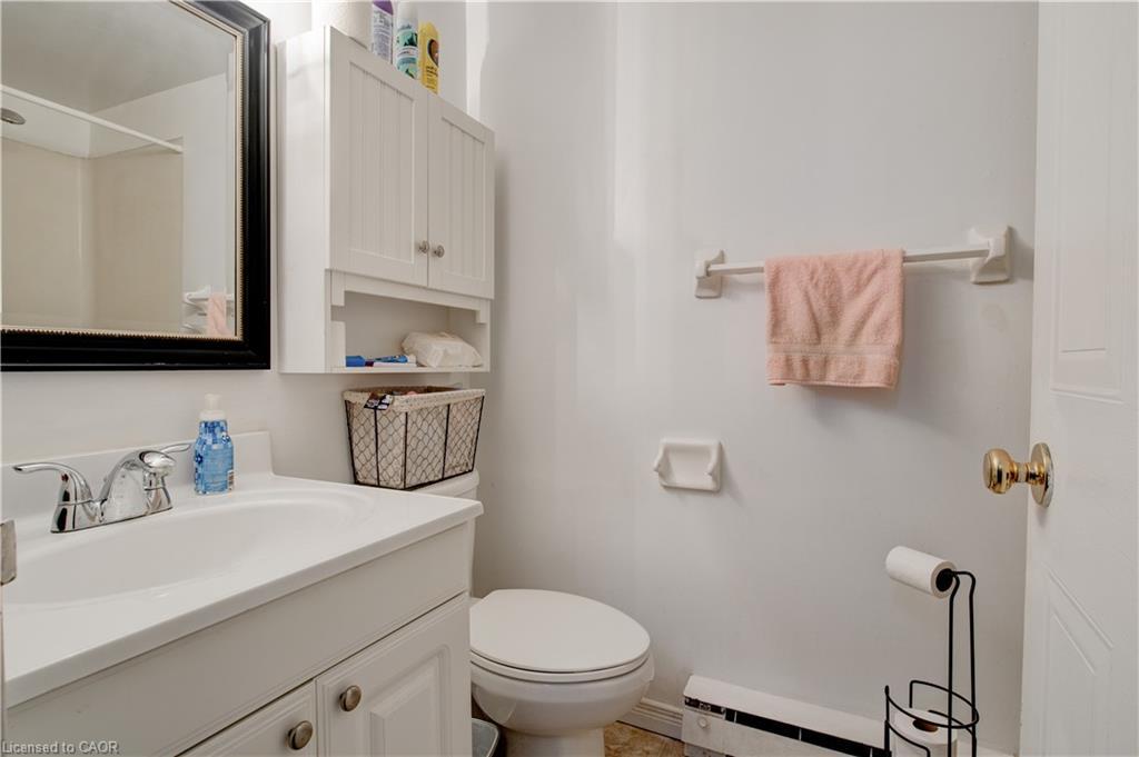104-18 Holborn Court, Kitchener, ON - Indoor Photo Showing Bathroom